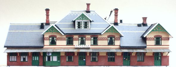 Modell av stationshuset frn perrongsidan. Klicka fr en detaljbild!